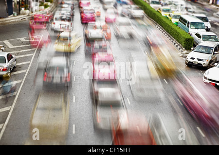 Schwerlastverkehr auf der Straße. Thailand, Bangkok Stockfoto