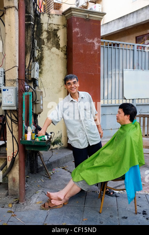 Pflaster-Friseur-Salon, Hanoi, Vietnam Stockfoto