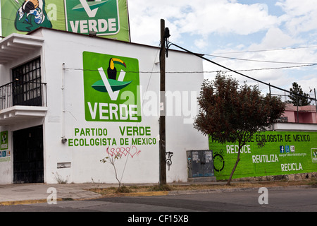 Hand bemalte Wahl Wandbild Werbung grüne politische Partei von Mexiko auf Peripherico Boulevard Ringstraße Oaxaca Mexico Stockfoto