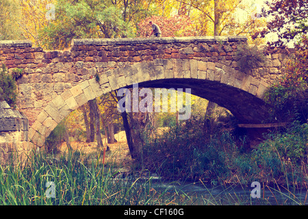 Alte Brücke zwischen Carboneras de Guadazaón und Cañete, Cuenca Provinz, Region Kastilien-La Mancha, Spanien. Stockfoto