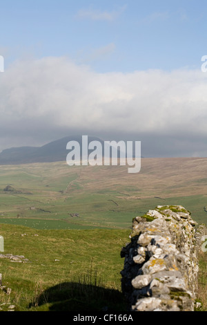 Cloud-streaming über den Gipfel des Pen-y-Gent Ribblesdale North Yorkshire England Stockfoto