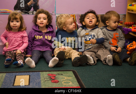 Kinder sind uns Kindergarten Schule/frühen Lernzentrum im Stadtteil Kensington sehr multikulturellen Brooklyn, NY Stockfoto