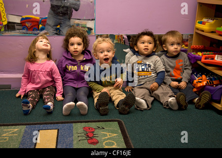 Kinder sind uns Kindergarten Schule/frühen Lernzentrum im Stadtteil Kensington sehr multikulturellen Brooklyn, NY Stockfoto