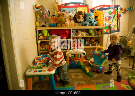 Kinder sind uns Kindergarten Schule/frühen Lernzentrum im Stadtteil Kensington sehr multikulturellen Brooklyn, NY Stockfoto