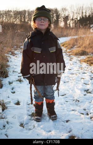 Ein kleiner Junge im Schnee. Stockfoto