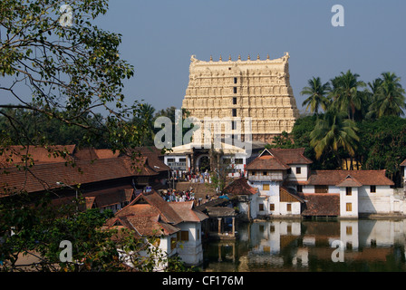 Weltweit reichste Tempel Sri Padmanabhaswamy Tempel und im Zusammenhang mit Königlichen Tempel Bauten und Tempel Teich in Kerala, Indien Stockfoto