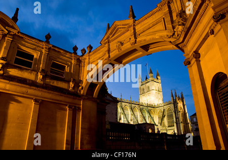 Eine Ansicht der Abteikirche von Bath in der Abenddämmerung, umrahmt von einem Torbogen Stockfoto