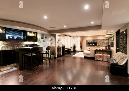 Keller im Luxus Wohnhaus mit Sofa und Gas Kamin Stockfoto, Bild
