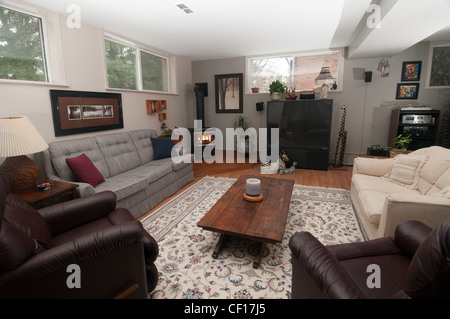 Luxus Keller Wohnzimmer mit Gaskamin Stockfoto, Bild: 43668895 - Alamy