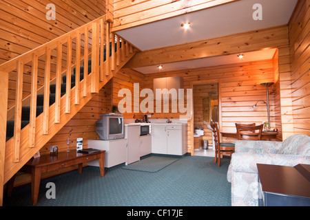 Lodge Appartement Holzinterieur. Fox Glacier Lodge, Fox Glacier, West Coast, Südinsel, Neuseeland. Stockfoto