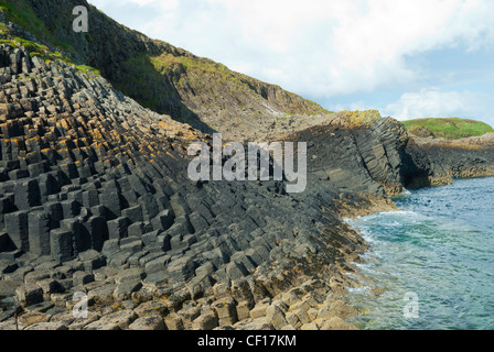 Hexagonal verbunden Basaltsäulen neben Fingal's Cave auf der Isle of Personal Mull in Schottland Stockfoto