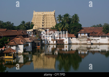 Breiten Winkel Landschaft der Sree Padmanabhaswamy Tempel und den nahe gelegenen Teich Tempel in Trivandrum, Kerala, Indien (weltweit Richest Tempel) Stockfoto