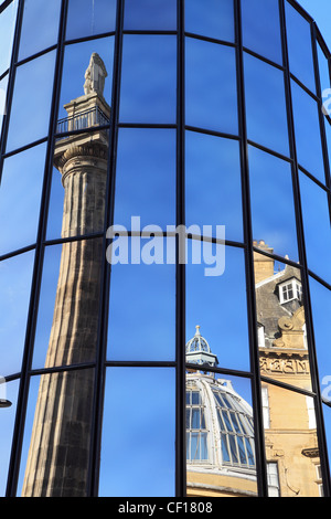 Gray's Monument, das sich in der Windows von Eldon Square Shopping Center Newcastle upon Tyne England UK wider Stockfoto