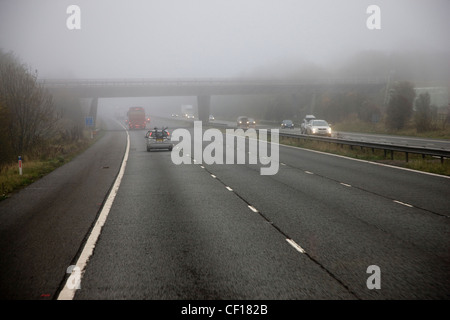 Neblige oder nebligen Tag auf der M4 Reisen ostwärts in Richtung der City of London Stockfoto