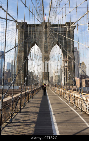 Brooklyn Bridge mit Blick auf Manhattan Stockfoto