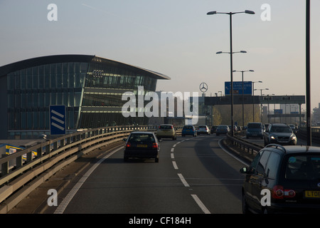 Neblige oder nebligen Tag auf der M4 Reisen ostwärts in Richtung der City of London Stockfoto