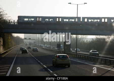 Neblige oder nebligen Tag auf der M4 Reisen ostwärts in Richtung der City of London Stockfoto