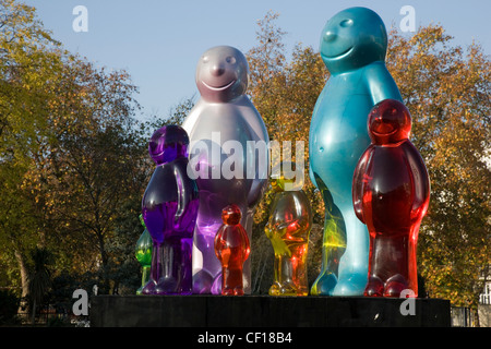 Baby Familie öffentlichen Kunstwerk Skulptur des Künstlers Mauro Perucchetti in pigmentierten Urethan-Harz-Gelee Stockfoto