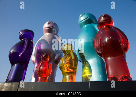 Baby Familie öffentlichen Kunstwerk Skulptur des Künstlers Mauro Perucchetti in pigmentierten Urethan-Harz-Gelee Stockfoto