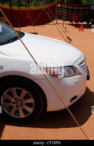 Stilvollen weißen Toyota Camry für Auto-Ausstellung im temporären Zelt geparkt Stockfoto
