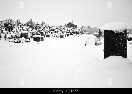 Foto von Kirk'O Shotts Pfarrkirche und Friedhof in den tiefen Schnee der einen sehr kalten Winter mit Schnee auf Grabsteinen Stockfoto