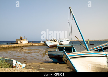 Verlassene Schiffe Adrifted am Hafen von El Quseir Stockfoto