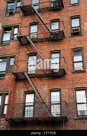 Feuerleiter Leitern auf Seite der Wohnung Backsteinbauten, New York. Stockfoto