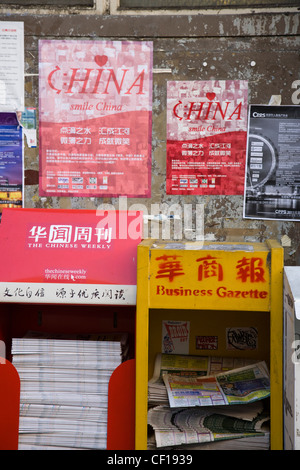 Chinesische Zeitungen auf einem Zeitungskiosk in Chinatown, London Stockfoto