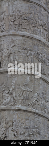 Segmente der Kreuzweg Jesu in einer Spalte auf Karl Kirche in Wien Stockfoto