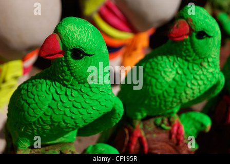 Handwerk der niedlich suchen zwei Papageien sitzen parallel Stockfoto
