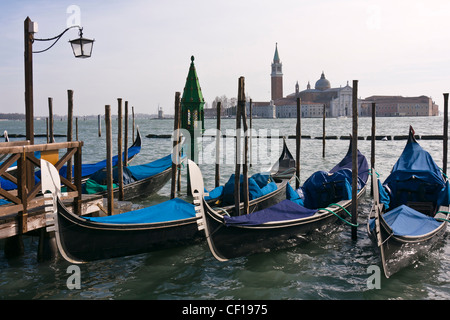 Gondeln festgemacht vom San Marco Platz mit San Giorgio di Maggiore Kirche im Hintergrund - Venedig, Venezia, Italien, Europa Stockfoto