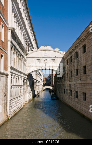 Die berühmte Seufzerbrücke (Ponte dei Sospiri) zwischen dem Dogenpalast und dem Gefängnis - Venedig, Venezia, Italien, Europa Stockfoto