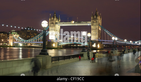 London Tower Bridge bei Nacht mit der Königin silbernes Jubiläum Gehweg im Vordergrund beleuchtet Stockfoto