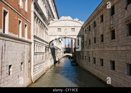 Die berühmte Seufzerbrücke (Ponte dei Sospiri) zwischen dem Dogenpalast und dem Gefängnis - Venedig, Venezia, Italien, Europa Stockfoto