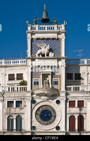 Der Clock Tower mit der astronomischen Uhr (15. Jahrhundert) auf dem Markusplatz - Venedig, Venezia, Italien, Europa Stockfoto