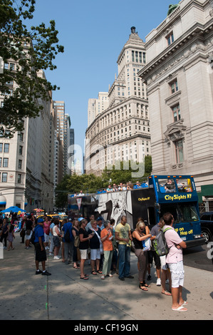 Menschen Schlange, um auf Tour-Bus rund um New York, USA zu fahren. Stockfoto