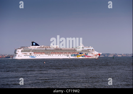 Norwegian Jewel, einem großen Kreuzfahrtschiff verlassen New York auf dem Hudson River. Stockfoto