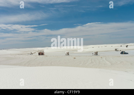 White Sands National Parks mit Schutz unter einem schönen blauen Himmel, New Mexico, USA Stockfoto