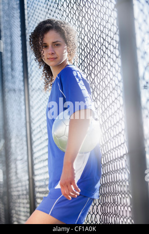 Kaukasische Frau mit Fußball Stockfoto