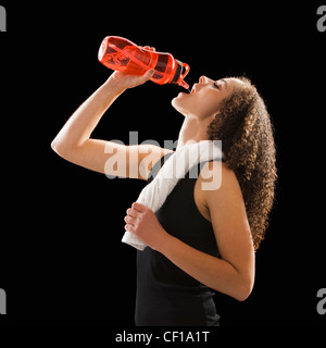 Kaukasische Frau trinkt aus Flasche Wasser Stockfoto