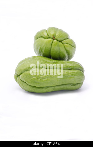 Chayote (Sechium Edule) auf weißem Hintergrund Stockfoto