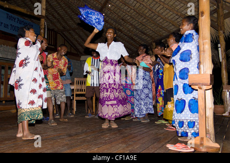 Sakalava ethnischen Dorfbewohner tanzen in Antsanitia, Madagaskar Stockfoto