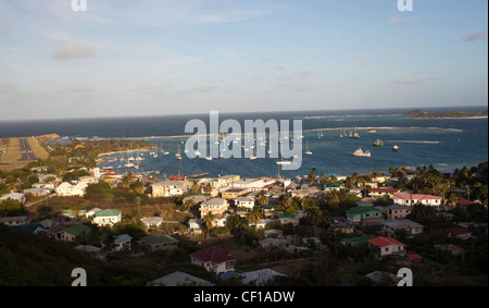 Segelboote sind in den Hafen von Clifton, Union Island vor Anker. Stockfoto