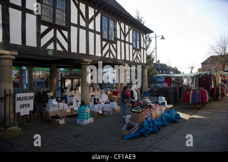 Marktstände und Schuh Verkäufer unter der tudor-Stil-Rathaus in Royal Wootton Bassett Stockfoto