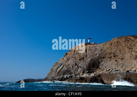 Ein Leuchtturm hoch über den Pazifischen Ozean an der Küste Oaxacas in der Nähe von Hualtuco, Mexiko. Stockfoto