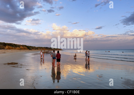 Menschen an einem Strand am Abend, Torquay, Australien (Hinweis auch deshalb nicht Torquay in SW England - was sagen kann... seine sonnigen) Stockfoto