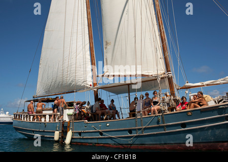 Eine Gruppe von westlichen Touristen sitzen auf der "Satori" Segelboot von Mayreau Insel vor Anker. Stockfoto