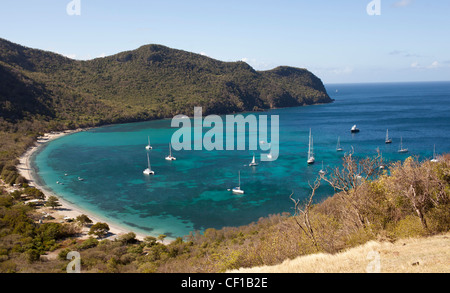 Segelboote sind in der gut geschützten Bucht von Chatham auf Union Island vor Anker. Stockfoto