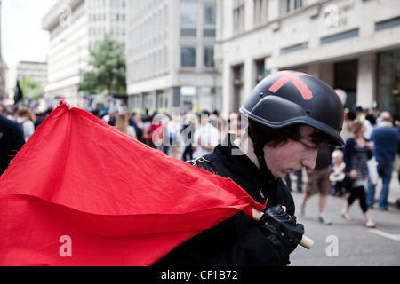 LONDON, UK, 30.06.2011. Ein Teenager beteiligt sich an einem organisierten Marsch gegen die konservativen Regierungen öffentlich-rechtlichen Kürzungen. Stockfoto