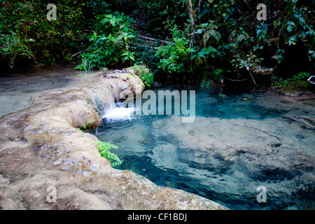 Der Copalitia River fließt durch die Berge der Sierra Madre in Oaxaca, México, in der Nähe des Pazifischen Ozeans. Stockfoto